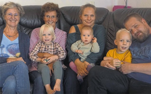 Von links nach rechts: Maria Luckow, Dagmar M. sowie Familie S. (Nadja und Dennis mit ihren Kindern Carlotta, Anastasia und Maximilian) – Das Bild wurde uns freundlicherweise von Sabine Pinger vom Westfälischen Anzeiger zur Verfügung gestellt.